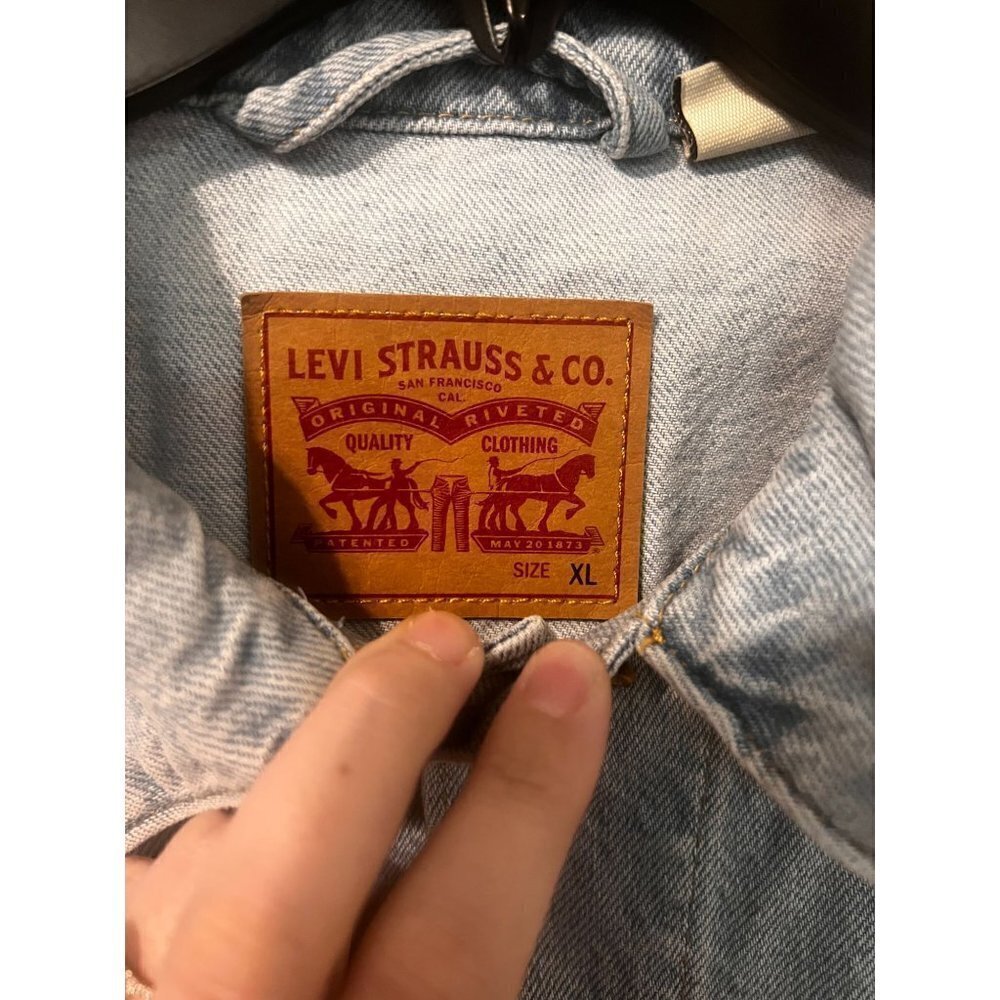 Women's Levi's Lightwash Jean Jacket Size XL [EXCELLENT] - Picture 2 of 5